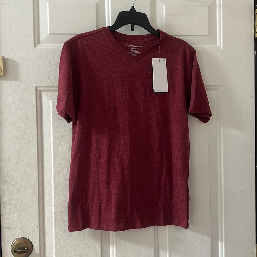 CALVIN KLEIN JEANS RED V-NECK TEE: NEW WITH TAGS: SIZE M (10/12)